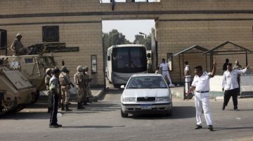 Soldados de la Armada egipcia hacen guardia frente a la cárcel Torah, donde se encuentra el ex presidente Hosni Mubarak, en El Cairo, Egipto.