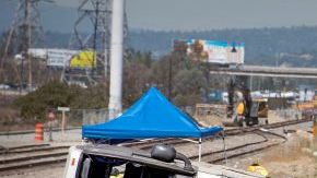 Personal de emergencia en la escena donde un autobús turístico volcó en la carretera interestatal 210 en dirección este en Irwindale, California.