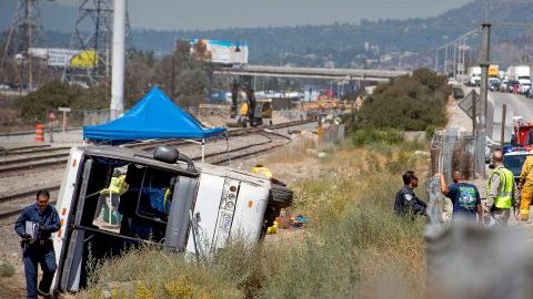 Personal de emergencia en la escena donde un autobús turístico volcó en la carretera interestatal 210 en dirección este en Irwindale, California.