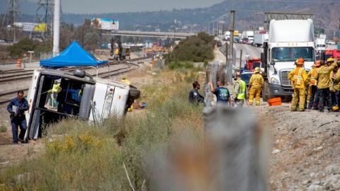 Personal de emergencia en la escena donde un autobús turístico volcó en la carretera interestatal 210 en dirección este en Irwindale, California.