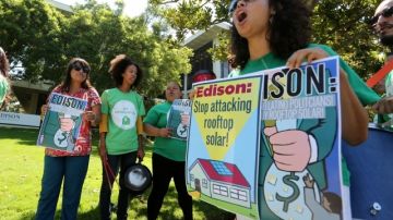 Un grupo de manifestantes protestaron frente a las oficinas de Southern California Edison, en Rosemead contra las compañías de energía eléctrica por las tarifas por paneles solares. (Archivo)
