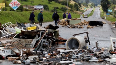 Manifestantes cuidan una barricada en Ventaquemada, Colombia. Campesinos y transportistas siguen bloqueando las carreteras del país por un cuarto día, ayer.