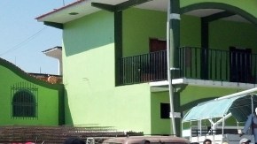 El alcalde del municipio de Nopala, Fredy Gil Pineda Gopar (der.), cuando participaba  en la constitución de una policía comunitaria, que se han expandido por algunas regiones de México.