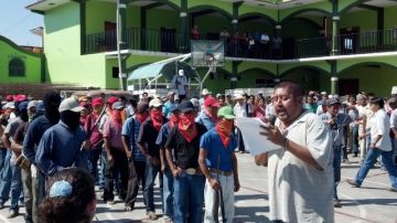 El alcalde del municipio de Nopala, Fredy Gil Pineda Gopar (der.), cuando participaba  en la constitución de una policía comunitaria, que se han expandido por algunas regiones de México.