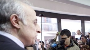 La pareja, Rodrigo Borda (cen.- izq.) y Sergio Miranda (cen.- der.), participaba en su ceremonia matrimonial, ayer,  en Montevideo (Uruguay).