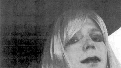 Bradley Manning, quien  posa  vestido de mujer (izq.) y aparece en camuflado (der.),  planea vivir como mujer con el nombre de Chelsea.