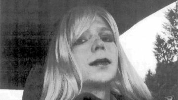 Bradley Manning, quien  posa  vestido de mujer (izq.) y aparece en camuflado (der.),  planea vivir como mujer con el nombre de Chelsea.