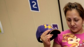Raquel Núñez y su hijo Kevin Arzola Núñez, de 4 años, en una clase de Head Start en La Puente, California.