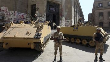 El Ejército egipcio resguarda sitios como el Tribunal Supremo de El Cairo.