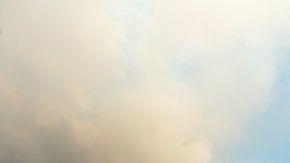 Varias personas miran hacia el Cañón del Río Tuolumne mientras el incendio se mueve hacia el este por la carretera 120 en Stanislaus National Forest, California.