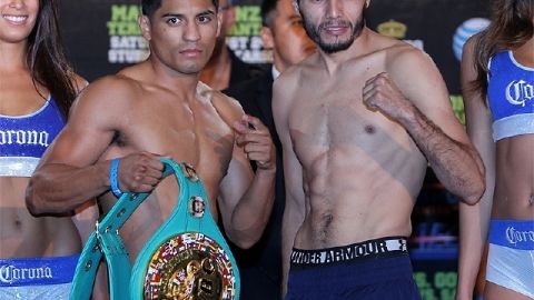 Abner Mares y Jhonny González (der.) posan luego de la ceremonia de pesaje en el StubHub.