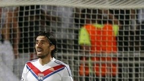 Los jugadores del Olympique de Lyon se lamentan tras la derrota en su estadio