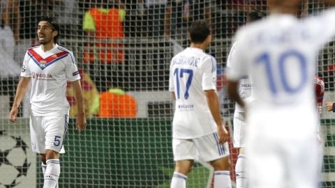 Los jugadores del Olympique de Lyon se lamentan tras la derrota en su estadio