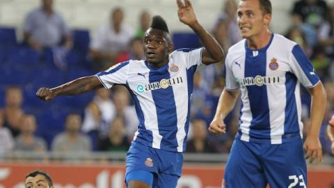 El jugador francés del RCD Espanyol Thievy (c) tras rematar en la jugada del tercer gol ante el Valencia