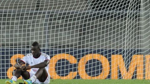 El delantero del AC Milán, Mario Balotelli, se lamenta tras la derrota de su equipo ante Verona