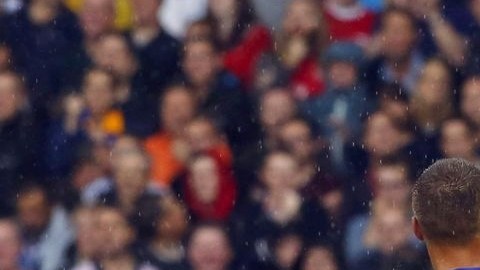 Lukas Podolski celebra una de sus dos anotaciones en el triunfo del Arsenal.