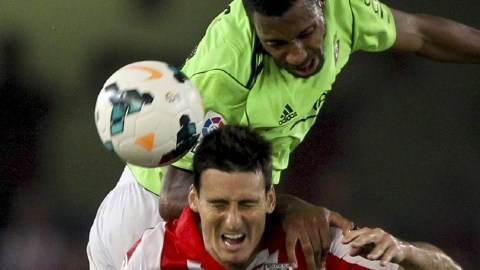 Aduriz (abajo) del Athletic, aguanta la carga del francés Loties, del Osasuna, en el partido de ayer disputado en el estadio de Anoeta.