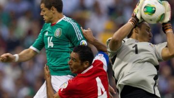 'Chicharito' Hernández (izquierda) intenta anotar de cabeza ante la salida del portero tico Keylor Navas y el defensor Michael Umaña.