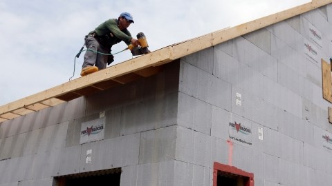 El Departamento de Comercio informó ayer que las ventas de casas nuevas bajaron en 13.4% entre julio y junio de este año.