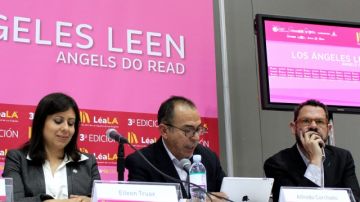 Alfredo Corchado (centro), autor de Midnight in Mexico, con los periodistas Eileen Truax y Guillermo Osorno.