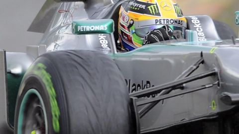 El británico Lewis Hamilton conduce su monoplaza durante la clasificación al Gran Premio de Bélgica, que se disputa hoy.