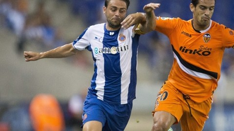 El delantero del Espanyol, Sergio García (izq.), pugna por el balón con un defensor  del Valencia.