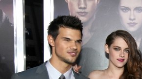 Stephenie Meyer (2a. der.) con Taylor Lautner (izq.), Kristen Stewart y Robert Pattinson, actores de la saga 'Twilight'.