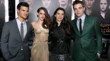 Stephenie Meyer (2a. der.) con Taylor Lautner (izq.), Kristen Stewart y Robert Pattinson, actores de la saga 'Twilight'.