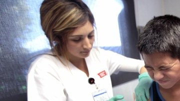 José Manjárrez arrugó la cara pero aceptó al final la vacuna necesaria para volver a clases durante una feria de Salud el Centro Médico St. Francis en Lynwood.