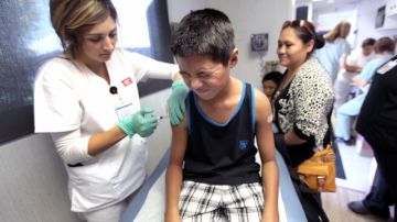 José Manjárrez arrugó la cara pero aceptó al final la vacuna necesaria para volver a clases durante una feria de Salud el Centro Médico St. Francis en Lynwood.