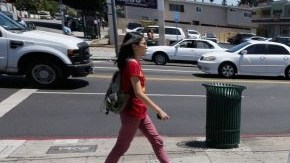 Un maniquí robótico en la esquina de Western y Washington, en Los Ángeles.