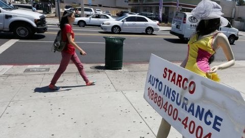 Un maniquí robótico en la esquina de Western y Washington, en Los Ángeles.