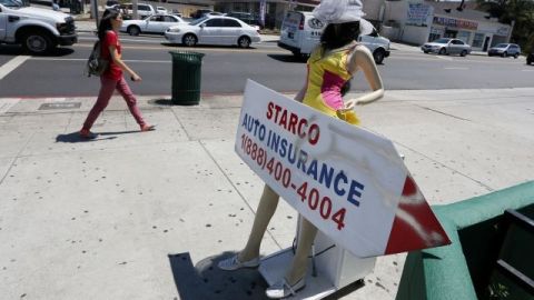 Un maniquí robótico en la esquina de Western y Washington, en Los Ángeles.