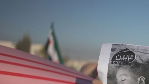 La oposición siria denunció que en el ataque murieron decenas de niños y bebés.