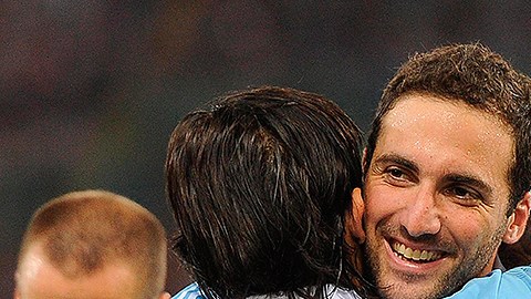 El argentino Ever Banega (i) celebra su gol ante Italia con su compañero Gonzalo Higuaín (d) hoy, miércoles 14 de agosto de 2013, durante un amistoso en el estadio Olímpico de Roma (Italia). EFE/MAURIOZIO BRAMBATTI
