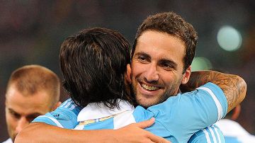 El argentino Ever Banega (i) celebra su gol ante Italia con su compañero Gonzalo Higuaín (d) hoy, miércoles 14 de agosto de 2013, durante un amistoso en el estadio Olímpico de Roma (Italia). EFE/MAURIOZIO BRAMBATTI