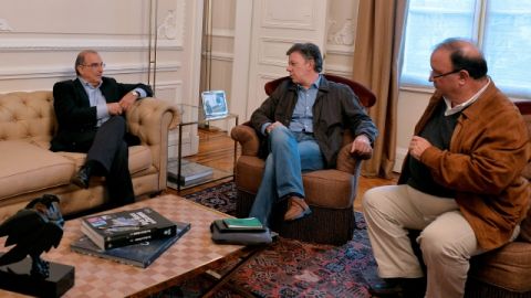 Juan Manuel Santos (cen.), el jefe negociador del Gobierno,  Humberto de la Calle (izq.) y el industrial Luis Carlos Villegas, ayer,  en Bogotá (Colombia).