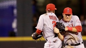 Erick Aybar y Mike Trout chocan sus cuerpos para celebrar; Josh Hamilton y Kole Calhoun observan.