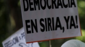 Concentración frente a la Embajada de Siria en Madrid en protesta por el ataque con armas químicas ocurrido el pasado miércoles, donde se cree que han muerto más de 300 personas, en otra nueva masacre.