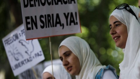 Concentración frente a la Embajada de Siria en Madrid en protesta por el ataque con armas químicas ocurrido el pasado miércoles, donde se cree que han muerto más de 300 personas, en otra nueva masacre.