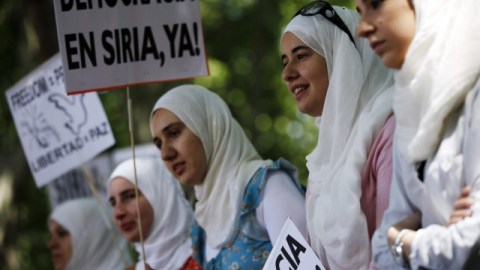 Concentración frente a la Embajada de Siria en Madrid en protesta por el ataque con armas químicas ocurrido el pasado miércoles, donde se cree que han muerto más de 300 personas, en otra nueva masacre.