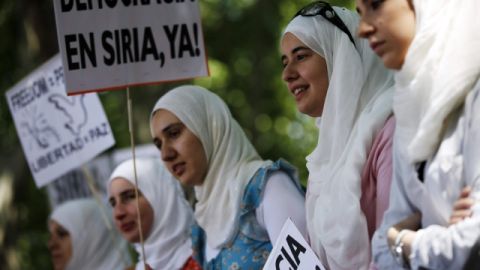 Concentración frente a la Embajada de Siria en Madrid en protesta por el ataque con armas químicas ocurrido el pasado miércoles, donde se cree que han muerto más de 300 personas, en otra nueva masacre.
