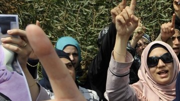 Mujeres suníes gritan consignas en  manifestación a favor de Mohamed Morsi, en la embajada egipcia en Beirut (Líbano).