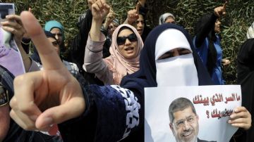 Mujeres suníes gritan consignas en  manifestación a favor de Mohamed Morsi, en la embajada egipcia en Beirut (Líbano).