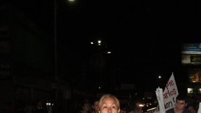 Familiares de los 12 jóvenes desaparecidos en un bar de la Zona Rosa, en Ciudad de México el pasado 26 de mayo, caminan por una calle de la ciudad exigiendo respuestas al Gobierno.