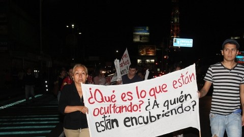 Familiares de los 12 jóvenes desaparecidos en un bar de la Zona Rosa, en Ciudad de México el pasado 26 de mayo, caminan por una calle de la ciudad exigiendo respuestas al Gobierno.