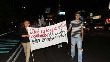 Familiares de los 12 jóvenes desaparecidos en un bar de la Zona Rosa, en Ciudad de México el pasado 26 de mayo, caminan por una calle de la ciudad exigiendo respuestas al Gobierno.