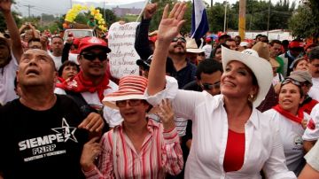 Xiomara Castro, esposa del ex presidente Manuel Zelaya, aparece punteando las encuestas como candidata presidencial. (EFE)