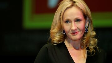 A Joanne Rowling se le conoce  más por su nombre literario de J.K. Rowling.