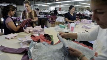La medida AB1384, aprobada por el Senado, multará a las fábricas de vestido que no exhiban su nombre, dirección, y registro afuera de la entrada al negocio.